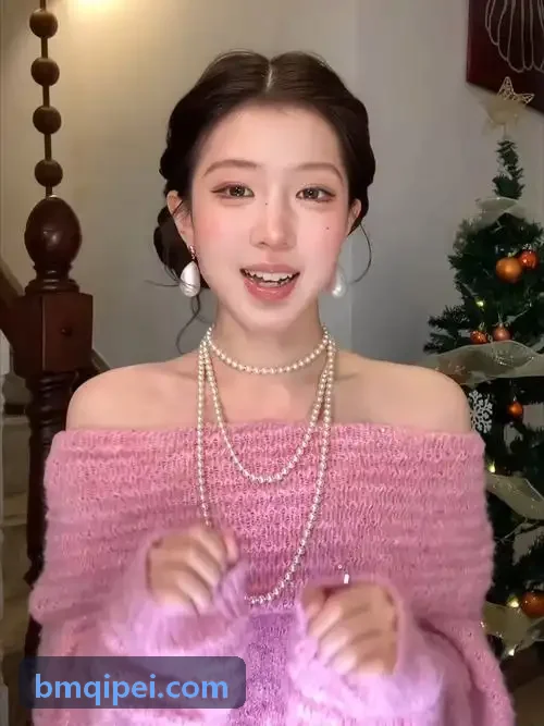 城市夜景中汽车会员服务预约保养车辆驶入合作门店